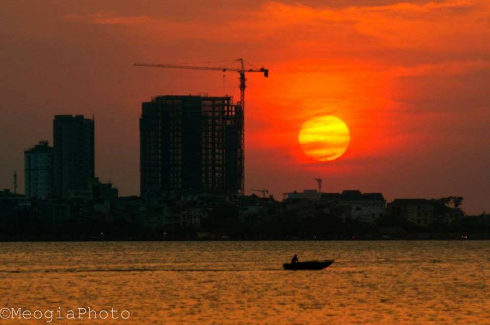 Bộ ảnh hoàng hôn trên hồ Tây được ghi lại trong góc chụp của chàng cựu sinh viên Bách Khoa Trần Thưởng.